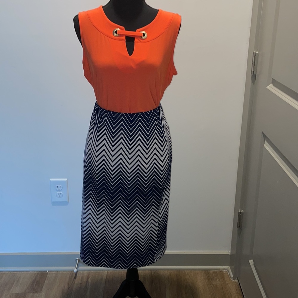Textured navy skirt - Picture 2 of 5